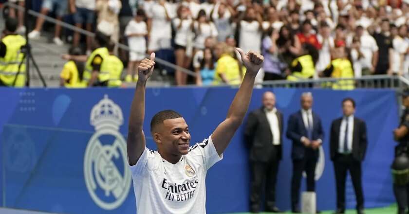 Kylian Mbappé presented in front of a packed Santiago Bernabeu stadium: "Since I was a child, I dreamed of playing for Madrid"